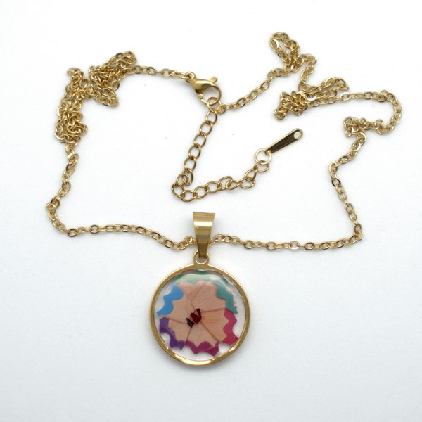 Collar de lápices de colores