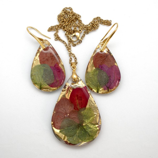 Pendientes y collar de pan de oro y hortensias